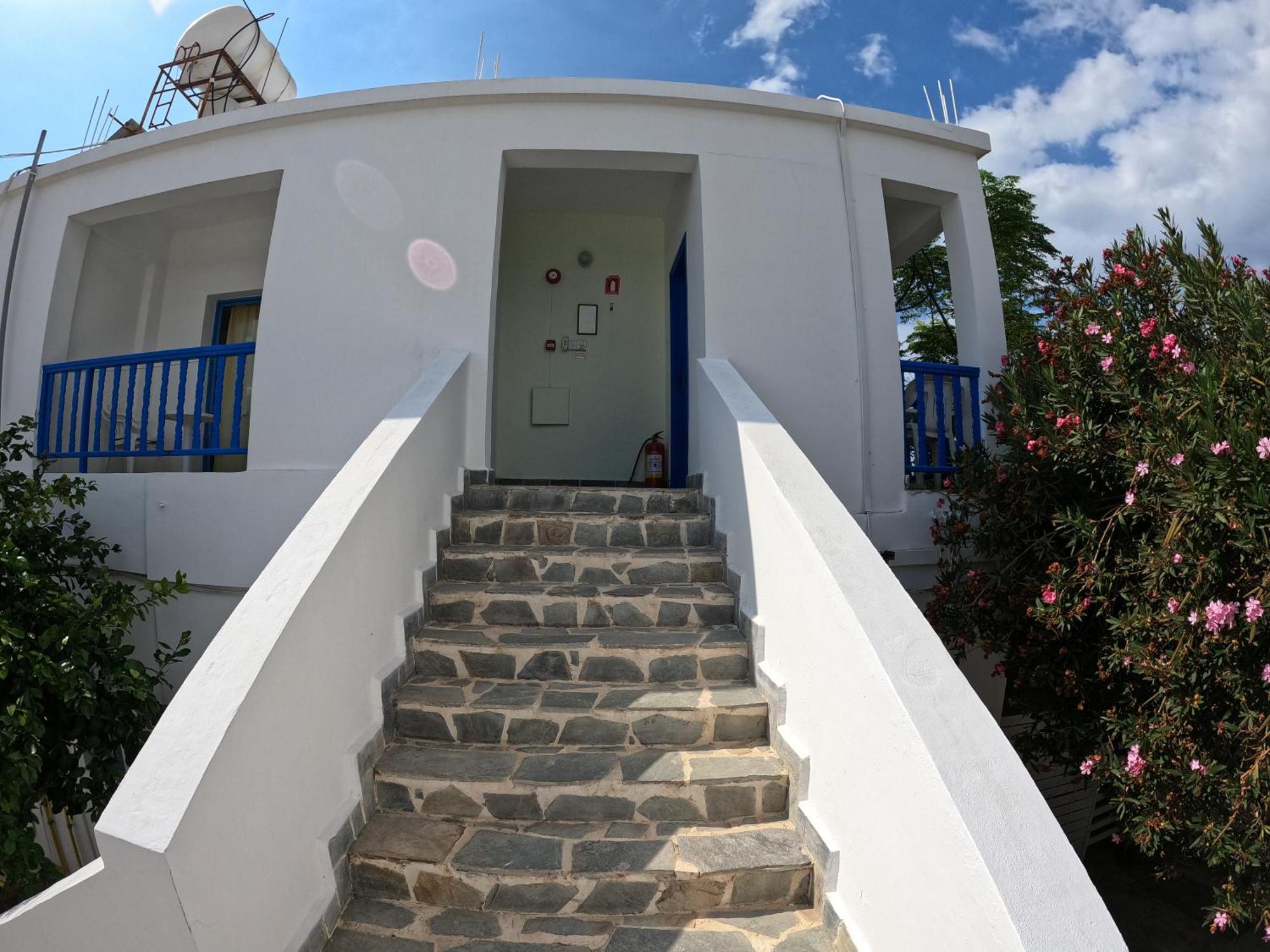 Island Budget Apartments Paphos Bagian luar foto