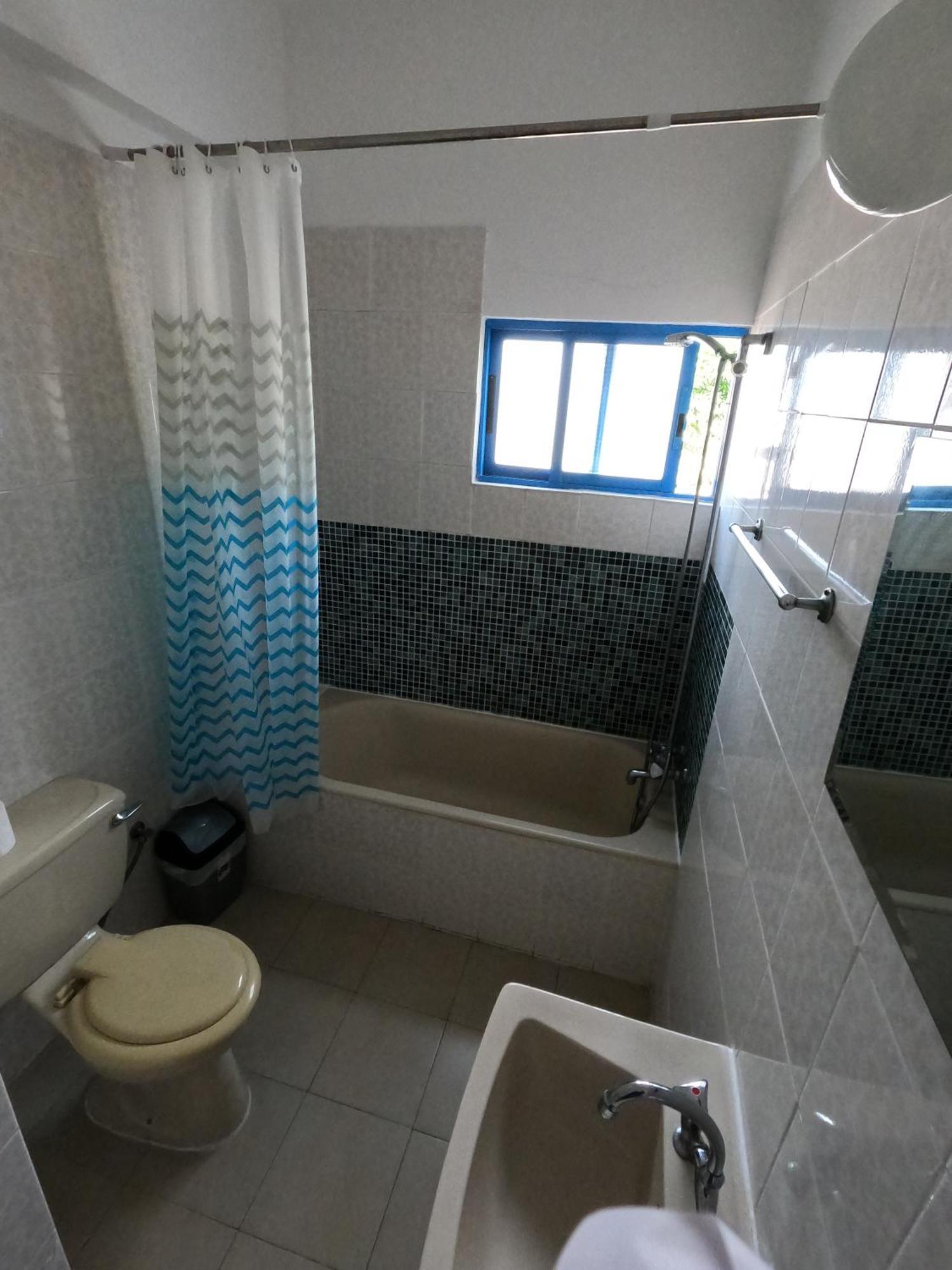 Island Budget Apartments Paphos Bagian luar foto