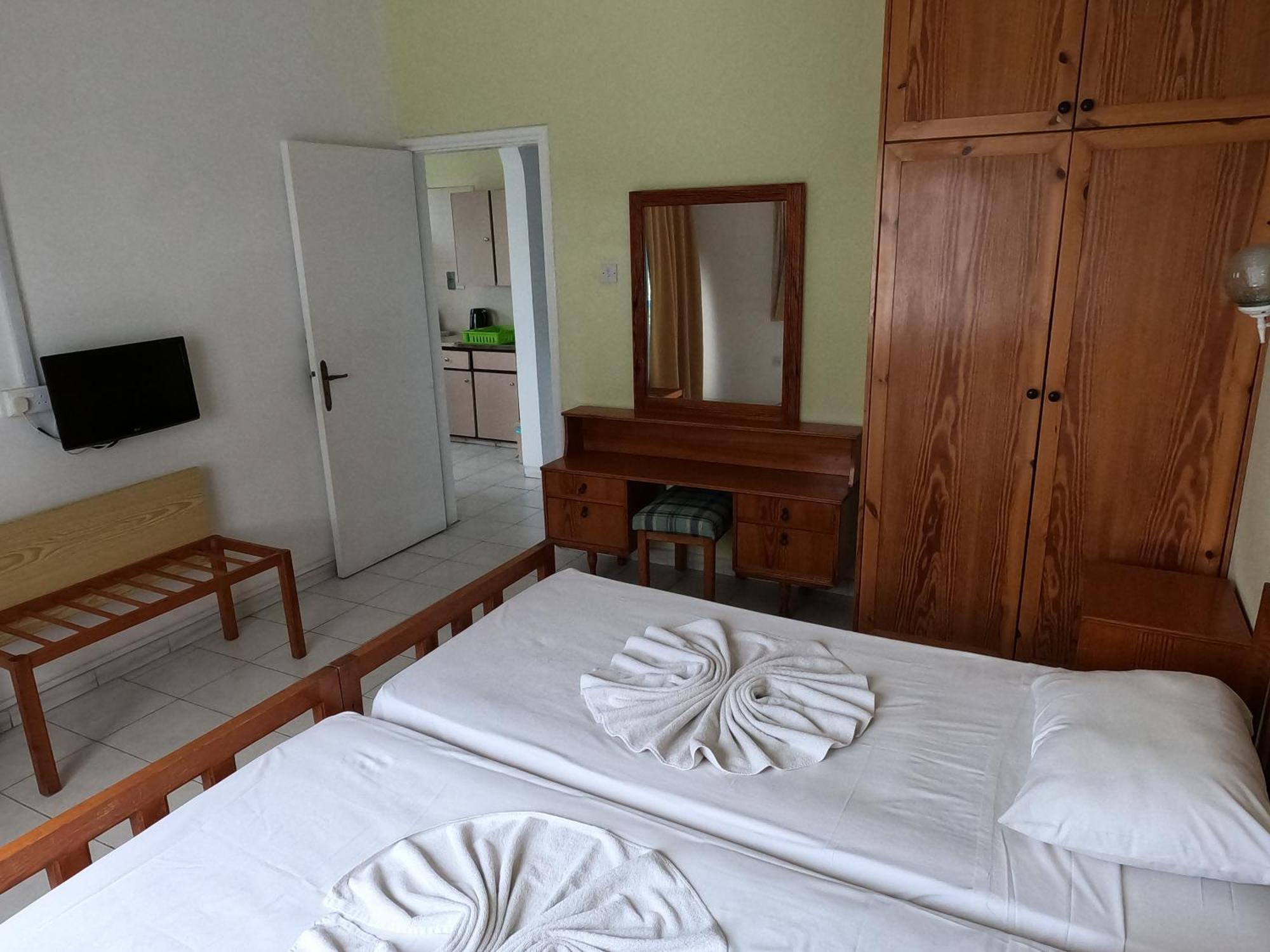 Island Budget Apartments Paphos Bagian luar foto