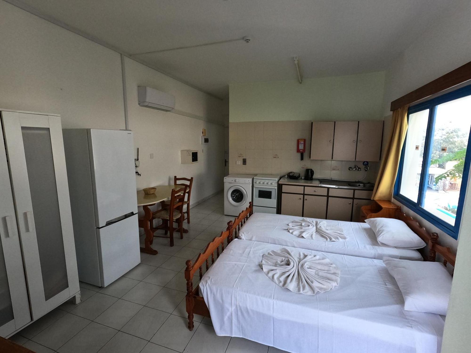 Island Budget Apartments Paphos Bagian luar foto
