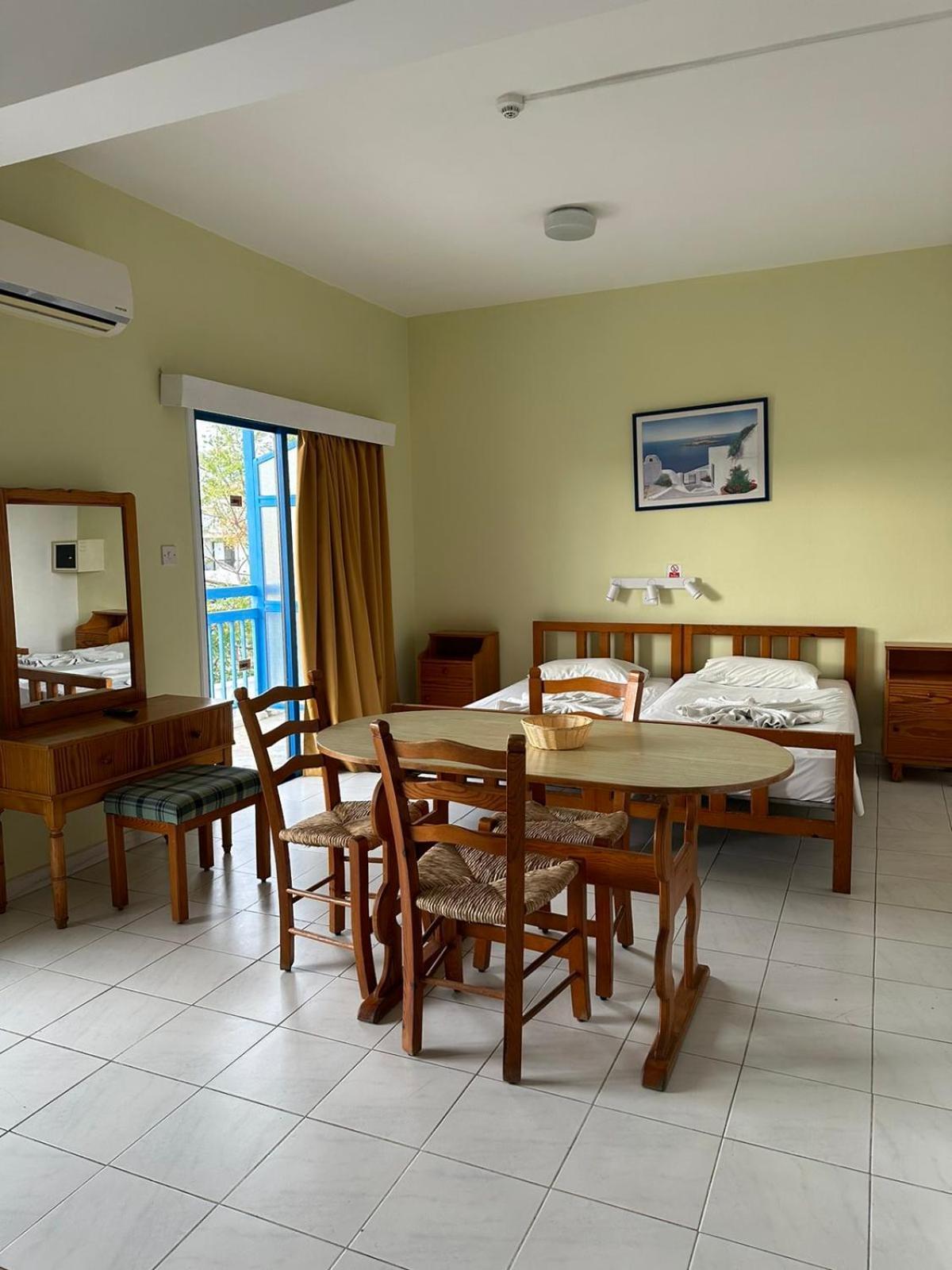 Island Budget Apartments Paphos Bagian luar foto