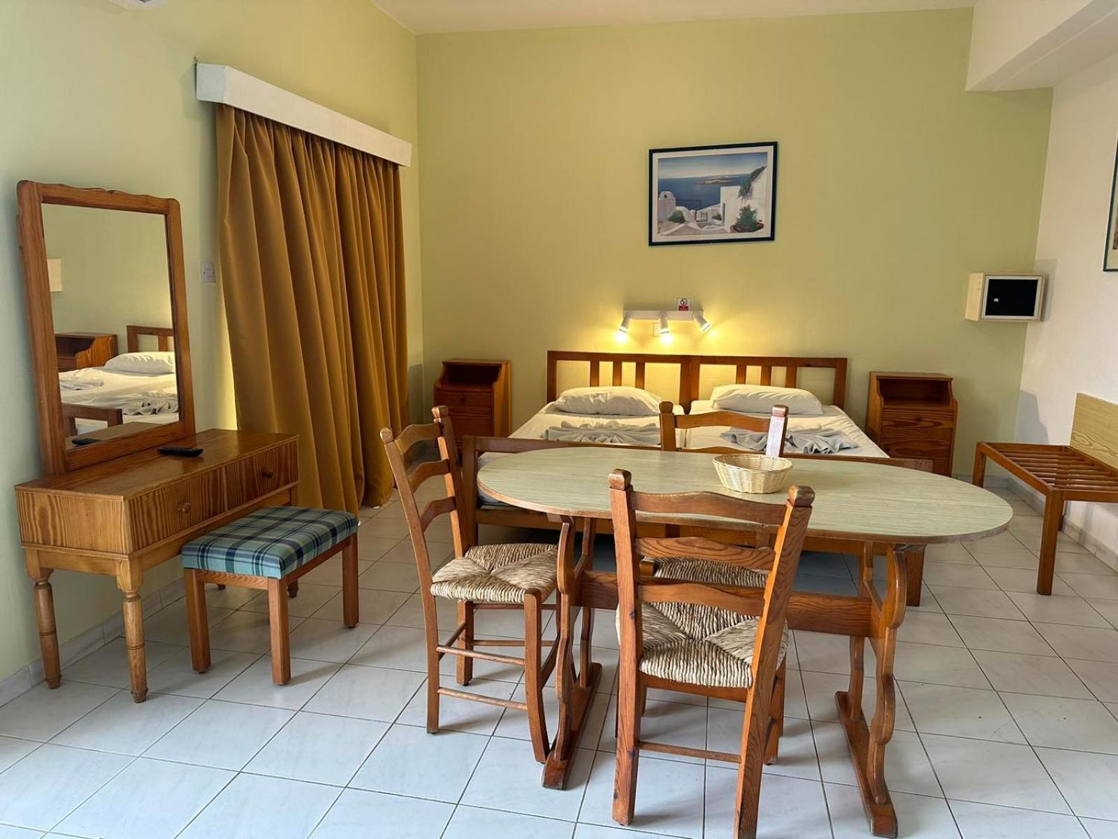 Island Budget Apartments Paphos Bagian luar foto