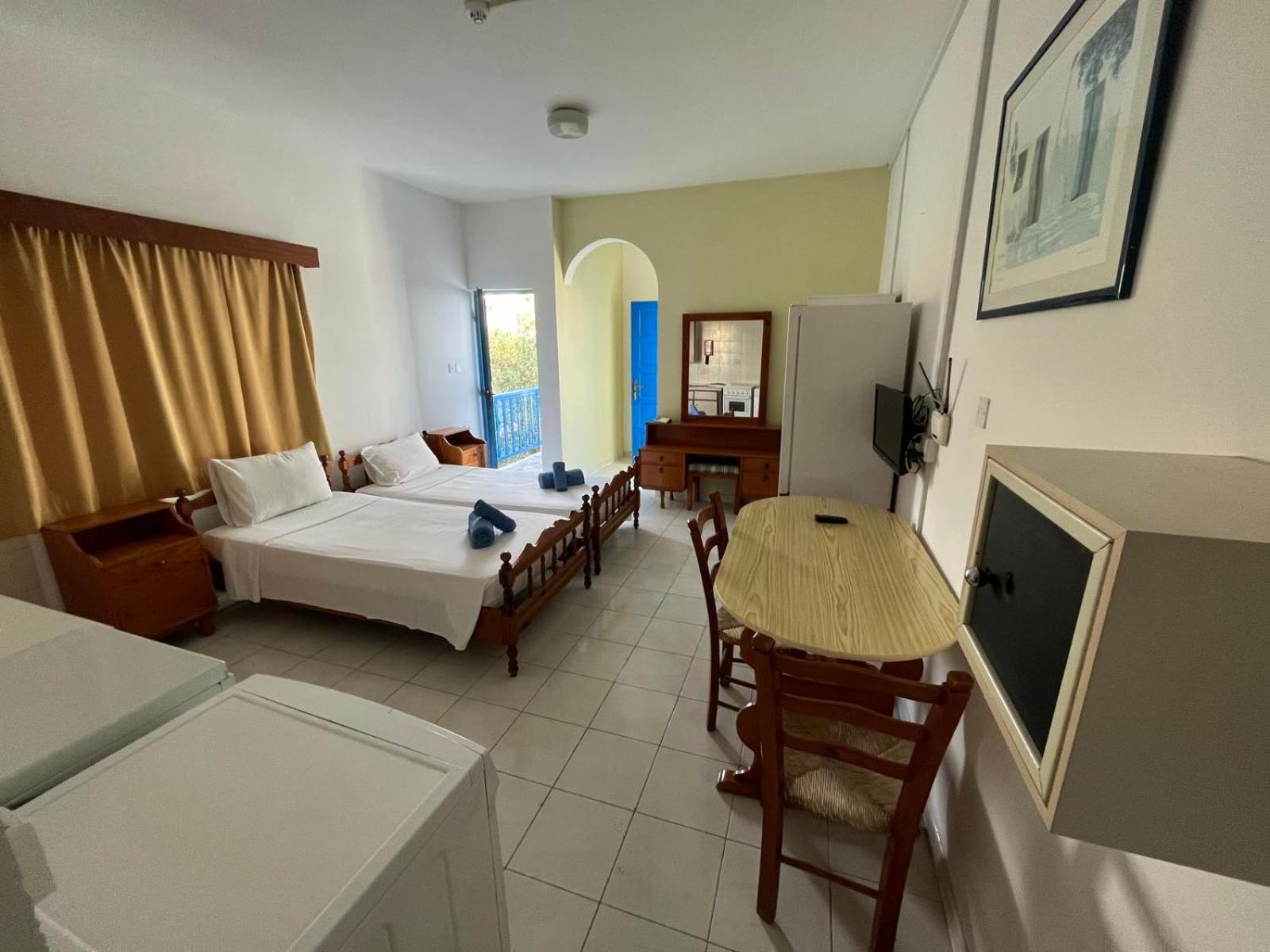 Island Budget Apartments Paphos Bagian luar foto